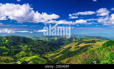 Ranchland in der Nähe von Monteverde über der Nicoya-Halbinsel, Provinz Guanacaste, Costa Rica Stockfoto