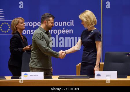 EU und Ukraine unterzeichnen den Vorsitzenden der Sicherheitsvereinbarung Wolodymyr Selenskyj mit Kaja KALLAS. EU und Ukraine unterzeichnen Sicherheitsvereinbarung am 27.06.2024 Arbeitsbesuch des Präsidenten der Ukraine in Belgien. Foto:das Präsidialbüro der Ukraine über die SVEN SIMON Fotoagentur GmbH & Co. Pressefoto KG Prinzess-Luise-Str.. 41 45479 M u e l h e i m / R u h r Tel. 0208/9413250 Fax. 0208/9413260 GLS Bank BLZ 430 609 67 Kto. 4030 025 100 IBAN DE75 4306 0967 4030 0251 00 BIC GENODEM1GLS www.svensimon.net Bruessel Belgien *** EU und Ukraine unterzeichnen Sicherheitsabkommen Präsident Volodymyr Selens Stockfoto