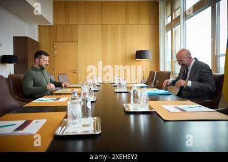 EU und Ukraine unterzeichnen den Vorsitzenden der Sicherheitsvereinbarung Wolodymyr Selenskyj mit Charles MICHEL. EU und Ukraine unterzeichnen Sicherheitsvereinbarung am 27.06.2024 Arbeitsbesuch des Präsidenten der Ukraine in Belgien. Foto:das Präsidialbüro der Ukraine über die SVEN SIMON Fotoagentur GmbH & Co. Pressefoto KG Prinzess-Luise-Str.. 41 45479 M u e l h e i m / R u h r Tel. 0208/9413250 Fax. 0208/9413260 GLS Bank BLZ 430 609 67 Kto. 4030 025 100 IBAN DE75 4306 0967 4030 0251 00 BIC GENODEM1GLS www.svensimon.net Bruessel Belgien *** EU und Ukraine unterzeichnen Sicherheitsabkommen Präsident Volodymyr Sel Stockfoto