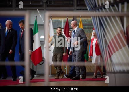 EU und Ukraine unterzeichnen den Vorsitzenden der Sicherheitsvereinbarung Wolodymyr Selenskyj mit Charles MICHEL. EU und Ukraine unterzeichnen Sicherheitsvereinbarung am 27.06.2024 Arbeitsbesuch des Präsidenten der Ukraine in Belgien. Foto:das Präsidialbüro der Ukraine über die SVEN SIMON Fotoagentur GmbH & Co. Pressefoto KG Prinzess-Luise-Str.. 41 45479 M u e l h e i m / R u h r Tel. 0208/9413250 Fax. 0208/9413260 GLS Bank BLZ 430 609 67 Kto. 4030 025 100 IBAN DE75 4306 0967 4030 0251 00 BIC GENODEM1GLS www.svensimon.net Bruessel Belgien *** EU und Ukraine unterzeichnen Sicherheitsabkommen Präsident Volodymyr Sel Stockfoto