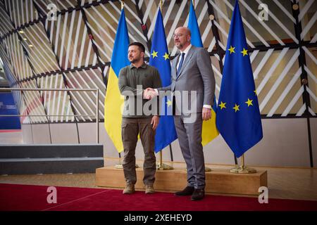 EU und Ukraine unterzeichnen den Vorsitzenden der Sicherheitsvereinbarung Wolodymyr Selenskyj mit Charles MICHEL. EU und Ukraine unterzeichnen Sicherheitsvereinbarung am 27.06.2024 Arbeitsbesuch des Präsidenten der Ukraine in Belgien. Foto:das Präsidialbüro der Ukraine über die SVEN SIMON Fotoagentur GmbH & Co. Pressefoto KG Prinzess-Luise-Str.. 41 45479 M u e l h e i m / R u h r Tel. 0208/9413250 Fax. 0208/9413260 GLS Bank BLZ 430 609 67 Kto. 4030 025 100 IBAN DE75 4306 0967 4030 0251 00 BIC GENODEM1GLS www.svensimon.net Bruessel Belgien *** EU und Ukraine unterzeichnen Sicherheitsabkommen Präsident Volodymyr Sel Stockfoto