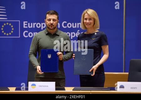 EU und Ukraine unterzeichnen den Vorsitzenden der Sicherheitsvereinbarung Wolodymyr Selenskyj mit Kaja KALLAS. EU und Ukraine unterzeichnen Sicherheitsvereinbarung am 27.06.2024 Arbeitsbesuch des Präsidenten der Ukraine in Belgien. Foto:das Präsidialbüro der Ukraine über die SVEN SIMON Fotoagentur GmbH & Co. Pressefoto KG Prinzess-Luise-Str.. 41 45479 M u e l h e i m / R u h r Tel. 0208/9413250 Fax. 0208/9413260 GLS Bank BLZ 430 609 67 Kto. 4030 025 100 IBAN DE75 4306 0967 4030 0251 00 BIC GENODEM1GLS www.svensimon.net Bruessel Belgien *** EU und Ukraine unterzeichnen Sicherheitsabkommen Präsident Volodymyr Selens Stockfoto