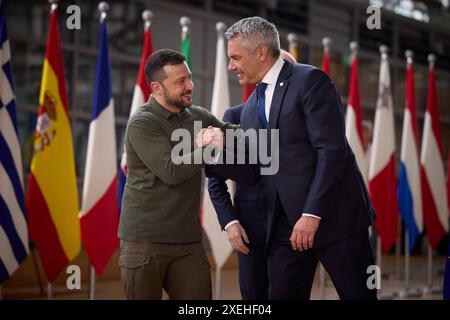 EU und Ukraine unterzeichnen Sicherheitsvereinbarung am 27.06.2024 Arbeitsbesuch des Präsidenten der Ukraine in Belgien. Foto:das Präsidialbüro der Ukraine über die SVEN SIMON Fotoagentur GmbH & Co. Pressefoto KG Prinzess-Luise-Str.. 41 45479 M u e l h e i m / R u h r Tel. 0208/9413250 Fax. 0208/9413260 GLS Bank BLZ 430 609 67 Kto. 4030 025 100 IBAN DE75 4306 0967 4030 0251 00 BIC GENODEM1GLS www.svensimon.net Bruessel Belgien *** EU und Ukraine unterzeichnen Sicherheitsabkommen Präsident Volodymyr Sele Stockfoto