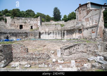 Teatro romano (römisches Theater) aus dem 1. Jahrhundert, UNESCO-Weltkulturerbe in Cittadella vecchia quadra (altes Burgviertel) im historischen Zentrum Stockfoto