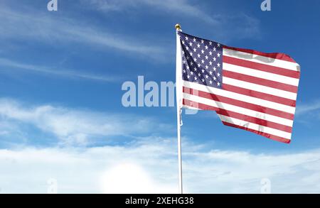 Amerikanische Flagge am bewölkten Himmel. Fliegen Sie in den Himmel Stockfoto