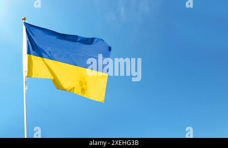 Ukrainische Flagge am bewölkten Himmel. Fliegen in den Himmel Stockfoto