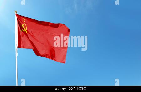 Flagge der Sowjetunion am bewölkten Himmel. Im Himmel winken Stockfoto