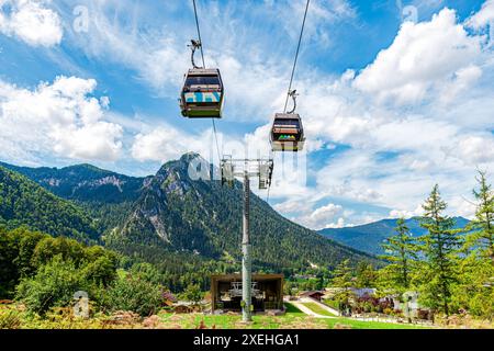 SchÃ¶nau am KÃ¶nigssee, Bayern 29. Juli 2022: Jennerbahn. Seilbahn gegen blauen Wolkenhimmel in Berchtes Stockfoto