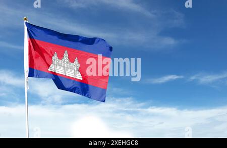 Kambodschanische Flagge am bewölkten Himmel. Fliegen in den Himmel Stockfoto