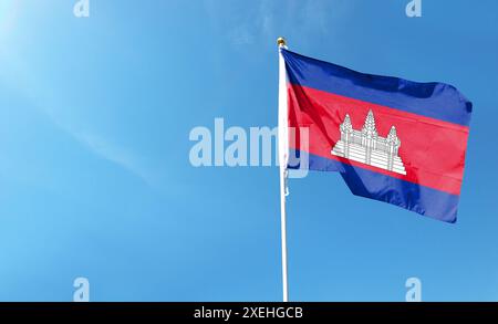 Kambodschanische Flagge am bewölkten Himmel. Fliegen in den Himmel Stockfoto