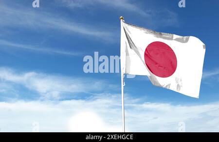 Japan-Flagge am bewölkten Himmel. Im Himmel winken Stockfoto