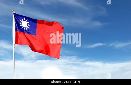 Taiwan-Flagge am bewölkten Himmel. Im Himmel winken Stockfoto
