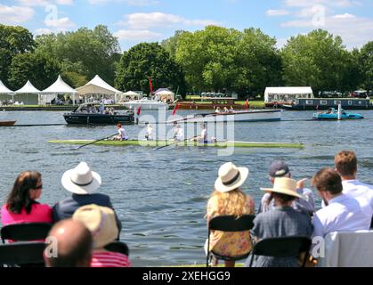 Aktenfoto vom 07/19 der Zuschauer am Eröffnungstag der Henley Royal Regatta 2019 entlang der Themse. An einem Abschnitt der Themse, der nächste Woche für die historische Henley Royal Regatta genutzt werden soll, wurden hohe Mengen von E. coli gefunden. Ausgabedatum: Freitag, 28. Juni 2024. Stockfoto