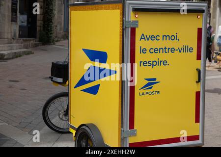 Bordeaux , Frankreich - 06 26 2024 : La poste Logo Marke und Textzeichen die Post in Frankreich verwendet Elektrofahrradfahrzeuge EV für die Zustellung von Paketen und Stockfoto