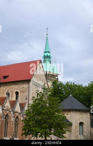 Evangelisch-lutherische Domkirche St. Blasii und Rathausturm in Braunschweig Stockfoto