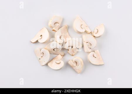 Pilze Champignons in Scheiben geschnitten, isoliert auf weißem Hintergrund Stockfoto