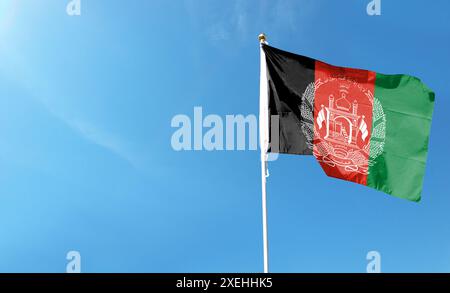 Afghanische Flagge am bewölkten Himmel. Im Himmel winken Stockfoto