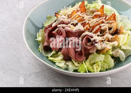 Rindfleischsalat, scharfer Salat mit geröstetem Rindfleisch, thailändisches Essen, thailändischer Rindfleischsalat, scharfes Gericht. Stockfoto