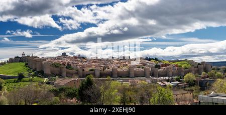 Panoramablick auf die mittelalterliche ummauerte Stadt Avila an einem schönen Frühlingstag Stockfoto