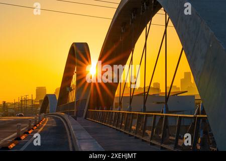 Die 6th Street Bridge in Los Angeles taucht in den warmen Farbtönen der untergehenden Sonne auf Stockfoto