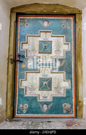 Gemalte Tür in den Ruinen des Benediktinerklosters (Manastirea cisterciana Carta) in Sibiu County im südlichen Teil von Trans Stockfoto