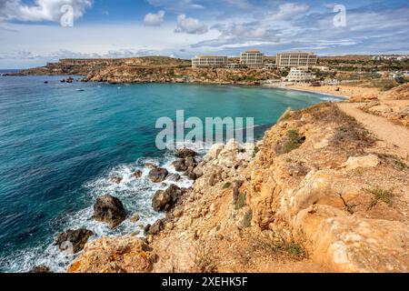 Golden Bay und Strand (Ghajn Tuffieha) mit türkisfarbenem, azurblauem Meer. Malta Stockfoto