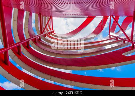 Los Angeles, Kalifornien - 4. April 2024: Detailansicht der einzigartigen Designelemente an der Fassade des Petersen Automotive Museums. Stockfoto