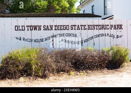 San Diego, Kalifornien - 16. April 2024: Hölzernes Schild mit Wegbeschreibungen zu wichtigen Orten im Old Town San Diego State Historic Park. Stockfoto