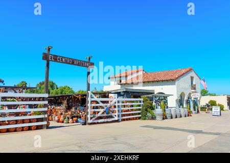 San Diego, Kalifornien - 16. April 2024: Eingang zum El Centro Artesano mit verschiedenen Töpferwaren und Kunsthandwerk unter klarem blauem Himmel in San Diego's Sta Stockfoto