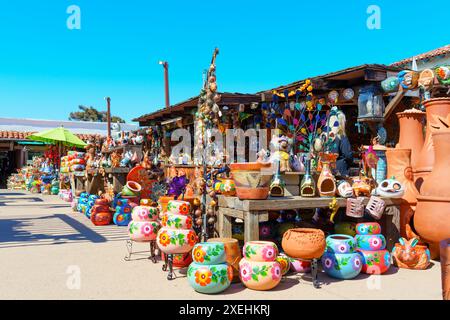 San Diego, Kalifornien - 16. April 2024: Pulsierende Töpferwaren und dekorative Gegenstände werden vor einem Geschäft im Old Town San Diego Historic Park ausgestellt. Stockfoto