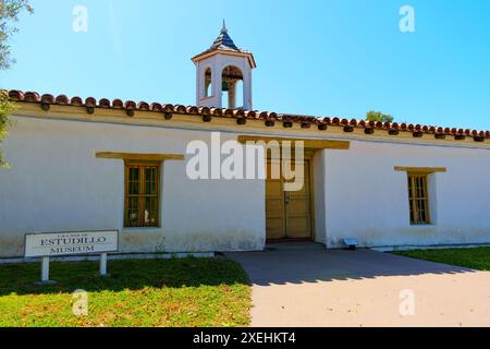 San Diego, Kalifornien - 16. April 2024: Casa de Estudillo Museum mit Glockenturm im Old Town State Historic Park von San Diego. Stockfoto