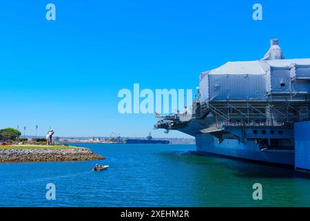 San Diego, Kalifornien - 16. April 2024: Blick auf den Flugzeugträger der USS Midway und die bedingungslose Kapitulation in San Diego. Stockfoto