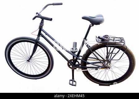 Schwarzes Fahrrad im Retro-Stil, das an einer weißen Wand hängt Stockfoto