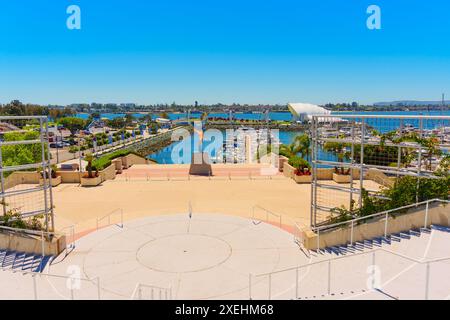 San Diego, Kalifornien - 16. April 2024: Sitzbereich im Amphitheater mit Blick auf den Yachthafen und den Hafen von San Diego. Stockfoto