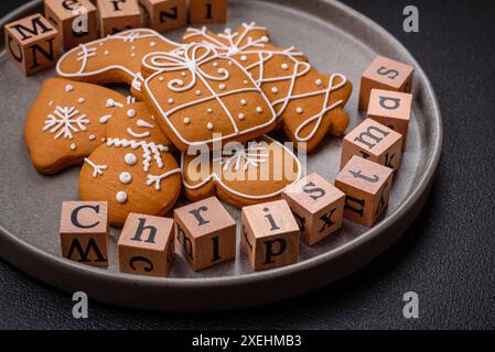 Schöne Weihnachtskomposition mit Kopierraum mit einer Inschrift in Holzwürfeln Stockfoto