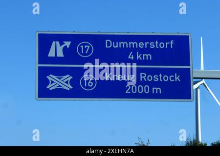 Beschilderung zur Autobahnausfahrt Dummerstorf Kreuz Rostock, Deutschland Stockfoto