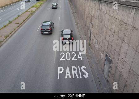 Autofahrer fahren am 27. Juni 2024 in paris, Frankreich, eine reservierte Fahrspur paris 2024. Während der Olympischen und Paralympischen Spiele werden rund 185 km Fahrspuren auf Straßen rund um Paris für den Verkehr mit Veranstaltungen reserviert. Diese Fahrspuren werden für akkreditierte Fahrzeuge für den Transport von Athleten, akkreditierten Journalisten und offiziellen Delegationen, sowie Notfall- und Sicherheitsfahrzeuge, Taxis, Krankenwagen und öffentliche Verkehrsmittel reserviert. Die betreffenden Fahrspuren sind deutlich mit der Aufschrift „Paris 2024“ gekennzeichnet, werden ab dem 1. Juli in Kraft sein und bis zum Ende des Tages am 15. September entfernt Ph Stockfoto