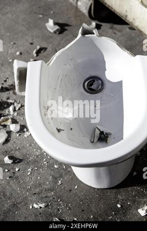 Details zu alter und gebrauchter Toilettenschüssel, Schmutz und Zerstörung Stockfoto