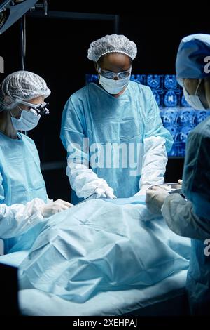 Vertikales Porträt einer Afroamerikanerin mit Operationsteam Stockfoto