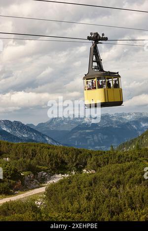 Malerische gelbe Seilbahn in Dachstein Bergkette. Oberösterreich Stockfoto