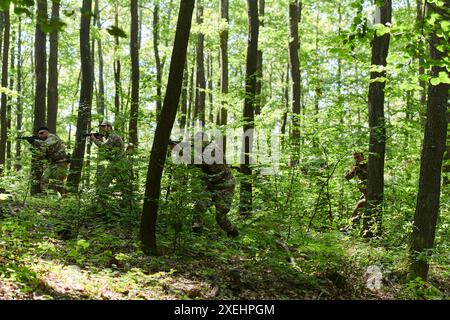 Eine spezielle militärische Antiterroreinheit führt eine geheime Operation in dichtem, gefährlichem Wald durch, demonstriert Präzision, Desinfektion Stockfoto