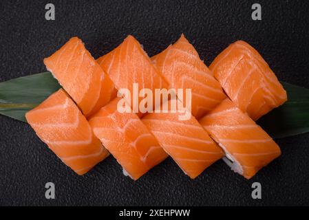 Köstliches Philadelphia Sushi-Brötchen mit Lachs, Garnelen, Gurke und Frischkäse Stockfoto