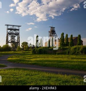 Bezirkspark Gneisenau mit Förderanlagen des ehemaligen Bergwerks Dortmund, Ruhrgebiet, Deutschland Stockfoto