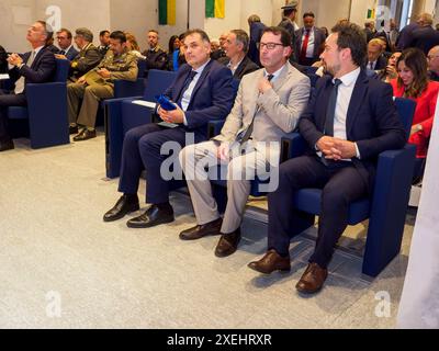 Cremona, Italien - 26. Juni 2024 Guardia di Finanza 250-jähriges Jubiläum - politische Autoritäten bei , aufmerksam einem Referenten zuhören Stockfoto