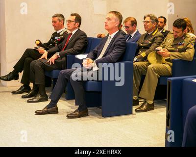 Cremona, Italien - 26. Juni 2024 Guardia di Finanza 250. Jahrestag - Politiker und Militärbeamte sitzen in einem Konferenzraum, aufmerksam Stockfoto