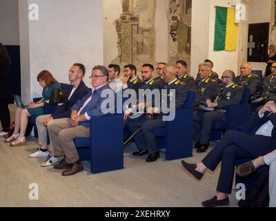 Cremona, Italien - 26. Juni 2024 Guardia di Finanza 250-jähriges Jubiläum - Publikum von Polizeibeamten, Führungskräften und Geschäftsinhabern aufmerksam Stockfoto