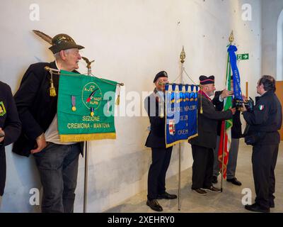 Cremona, Italien - 26. Juni 2024 Guardia di Finanza 250. Jahrestag - Gruppe von Veteranen der italienischen Armee Alpinkorps mit ihren Fahnen Stockfoto