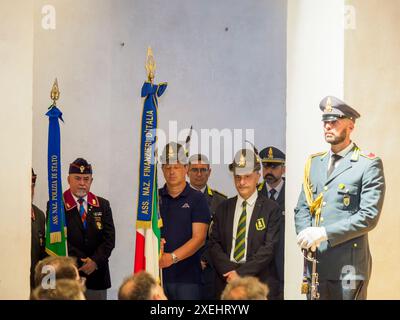 Cremona, Italien - 26. Juni 2024 Guardia di Finanza 250-jähriges Jubiläum - Mitglieder der italienischen Finanzpolizei stehen mit einem itali zur Kenntnis Stockfoto