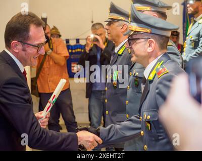 Cremona, Italien - 26. Juni 2024 Guardia di Finanza 250-jähriges Jubiläum - ein Politiker gratuliert einem ehrwürdigen Offizier bei einer Zeremonie Stockfoto