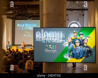 Cremona, Italien - 26. Juni 2024 Guardia di Finanza 250-jähriges Jubiläum - Publikum hört einem Vortragenden zu und sieht sich eine Präsentation über guardia an Stockfoto